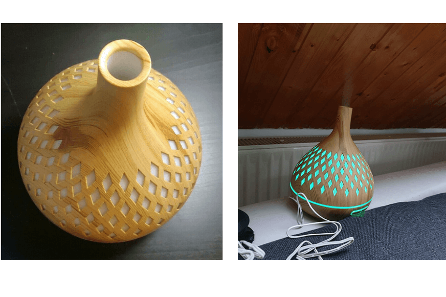 Der ASAKUKI Premium Aroma Diffuser steht auf einem Tisch und die LED-Beleuchtung leuchtet blau